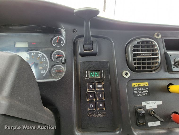 image for item IF9821 2009 Freightliner Business Class M2  digger derrick truck