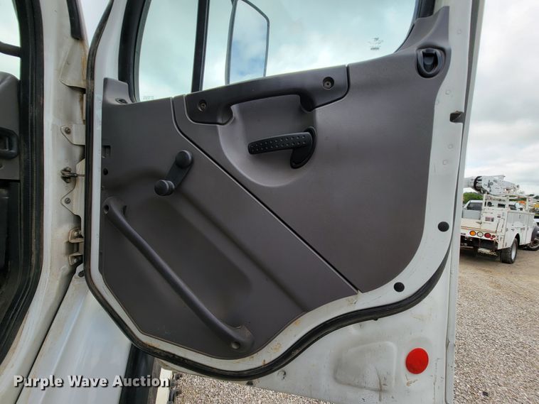 image for item IF9821 2009 Freightliner Business Class M2  digger derrick truck