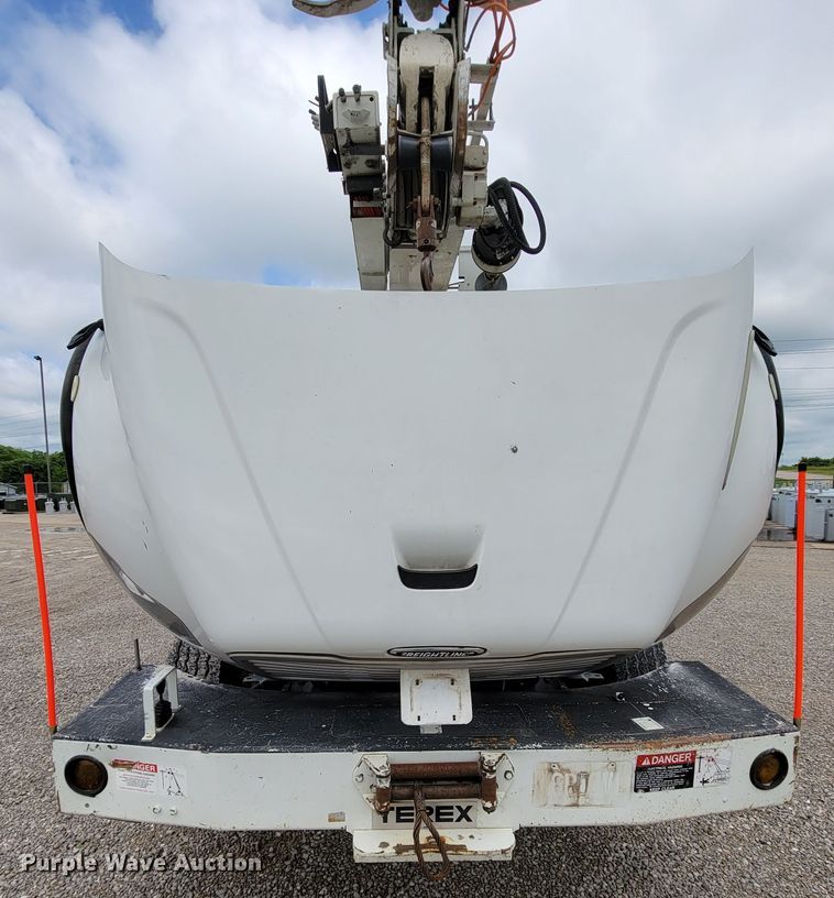 image for item IF9821 2009 Freightliner Business Class M2  digger derrick truck