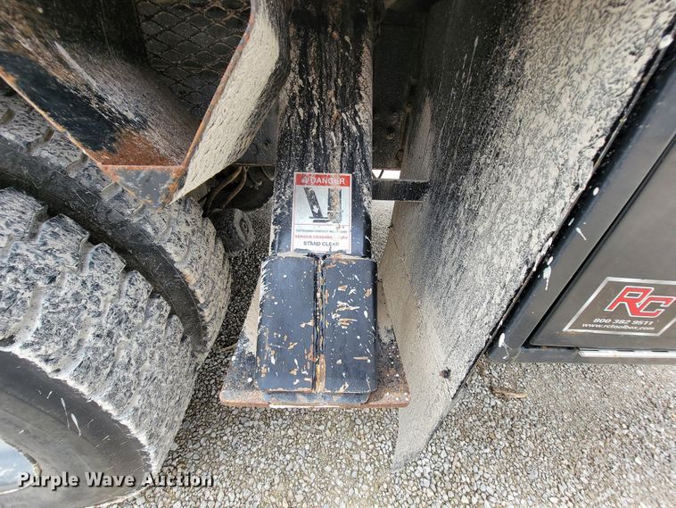 image for item IF9821 2009 Freightliner Business Class M2  digger derrick truck