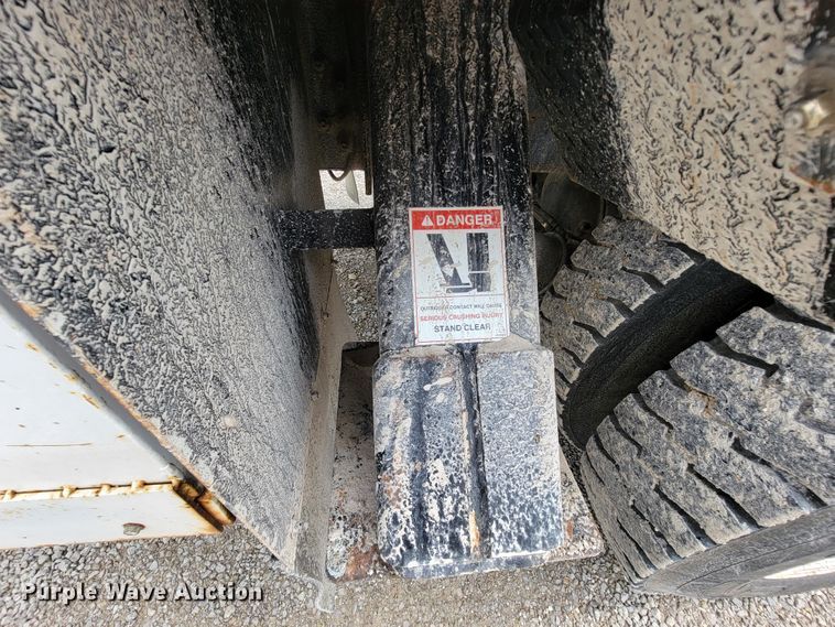 image for item IF9821 2009 Freightliner Business Class M2  digger derrick truck