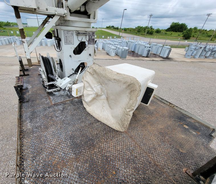 image for item IF9821 2009 Freightliner Business Class M2  digger derrick truck