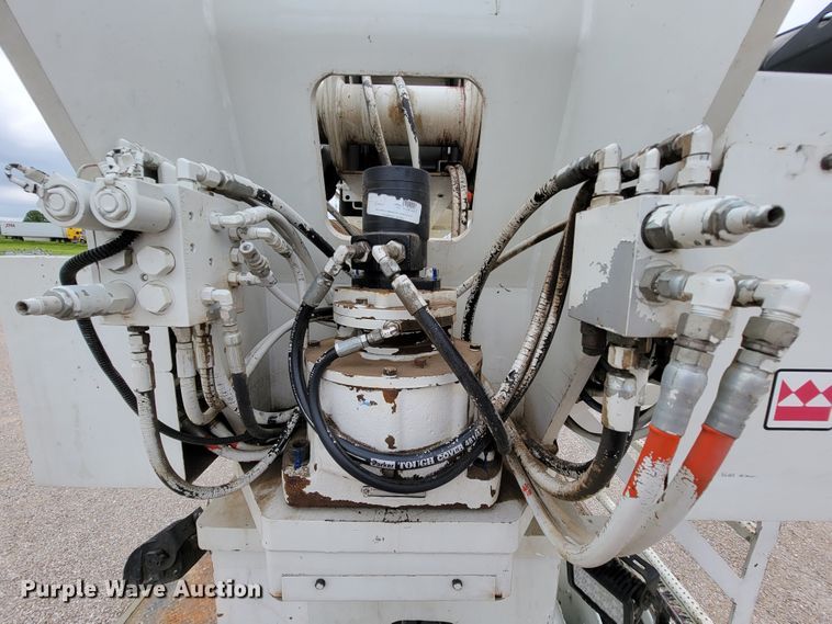 image for item IF9821 2009 Freightliner Business Class M2  digger derrick truck