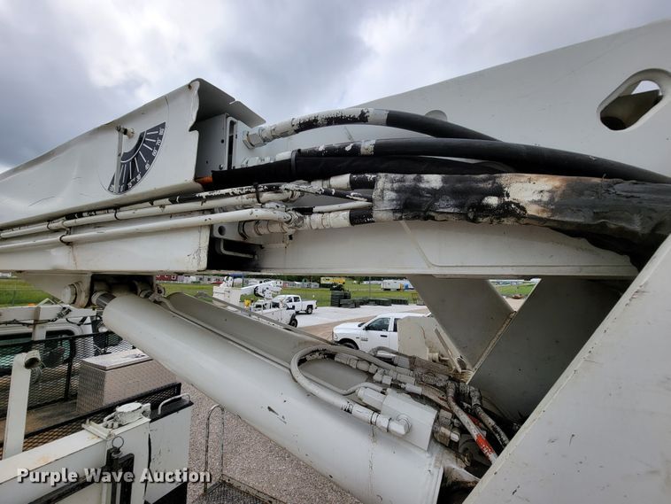 image for item IF9821 2009 Freightliner Business Class M2  digger derrick truck