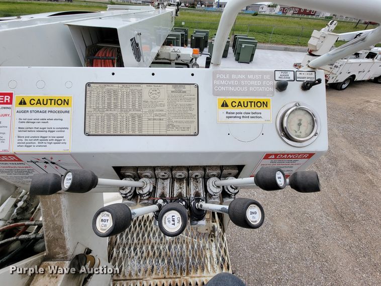 image for item IF9821 2009 Freightliner Business Class M2  digger derrick truck