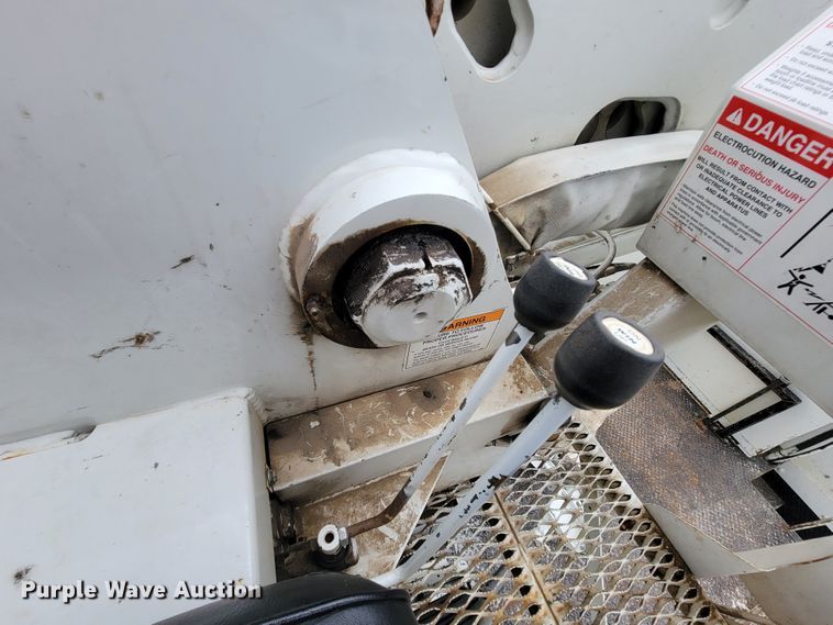 image for item IF9821 2009 Freightliner Business Class M2  digger derrick truck