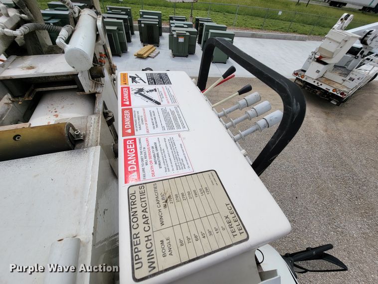 image for item IF9821 2009 Freightliner Business Class M2  digger derrick truck