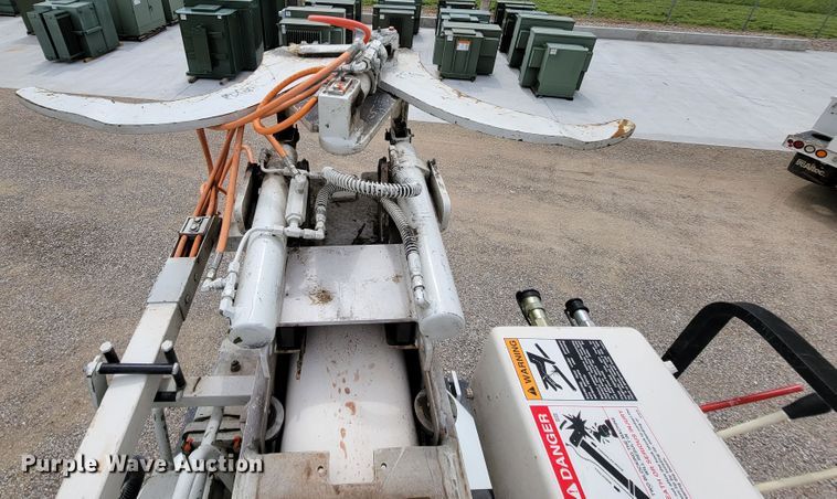 image for item IF9821 2009 Freightliner Business Class M2  digger derrick truck