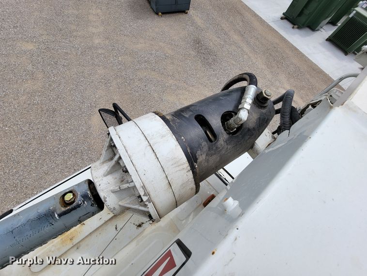 image for item IF9821 2009 Freightliner Business Class M2  digger derrick truck