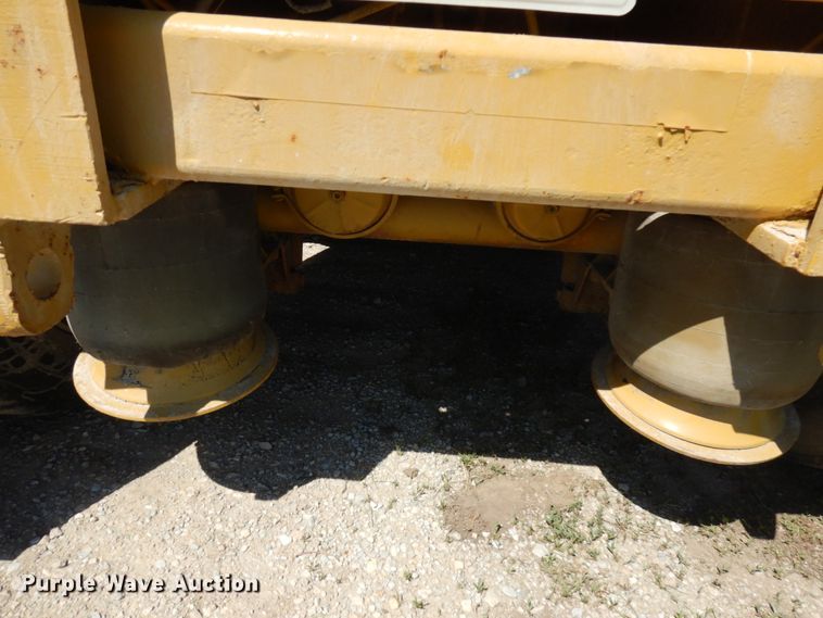 image for item IL9773 1991 Wall  lowboy equipment trailer