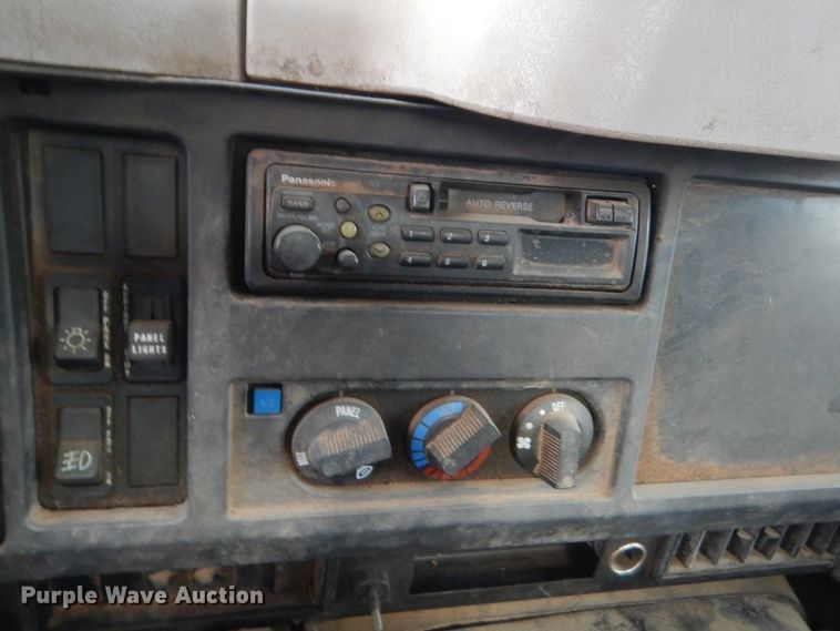 image for item IP9870 1999 International 4700  dump truck