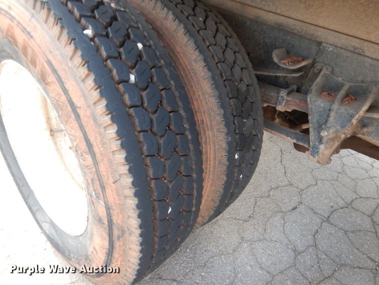 image for item IP9870 1999 International 4700  dump truck