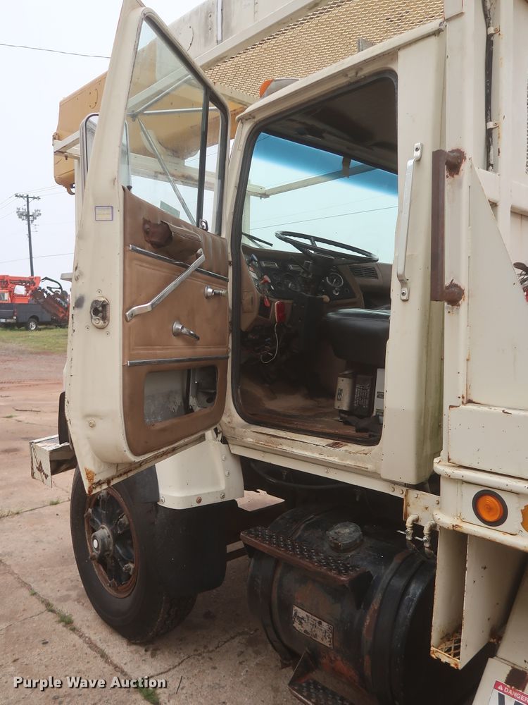 image for item IP9872 1987 Ford L8000  bucket truck