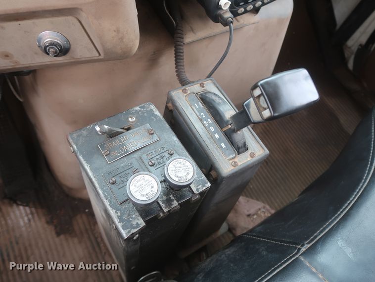 image for item IP9872 1987 Ford L8000  bucket truck