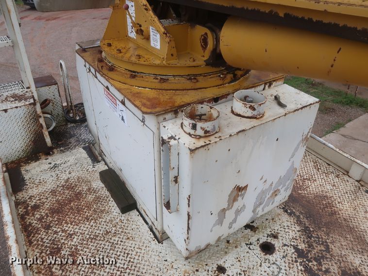 image for item IP9872 1987 Ford L8000  bucket truck