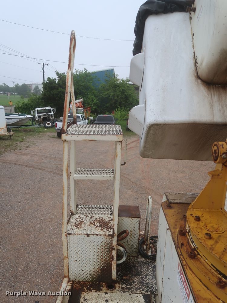 image for item IP9872 1987 Ford L8000  bucket truck