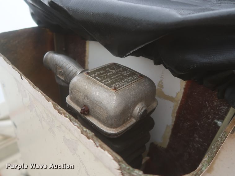 image for item IP9872 1987 Ford L8000  bucket truck