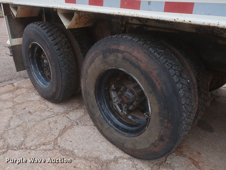 image for item IP9872 1987 Ford L8000  bucket truck