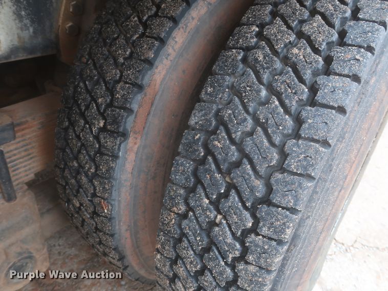 image for item IP9872 1987 Ford L8000  bucket truck