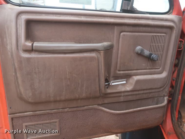 image for item IP9873 1998 Ford F800  digger derrick truck