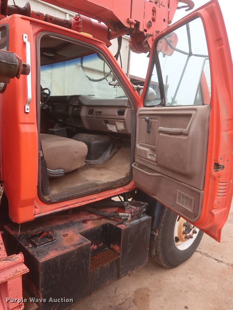 image for item IP9873 1998 Ford F800  digger derrick truck