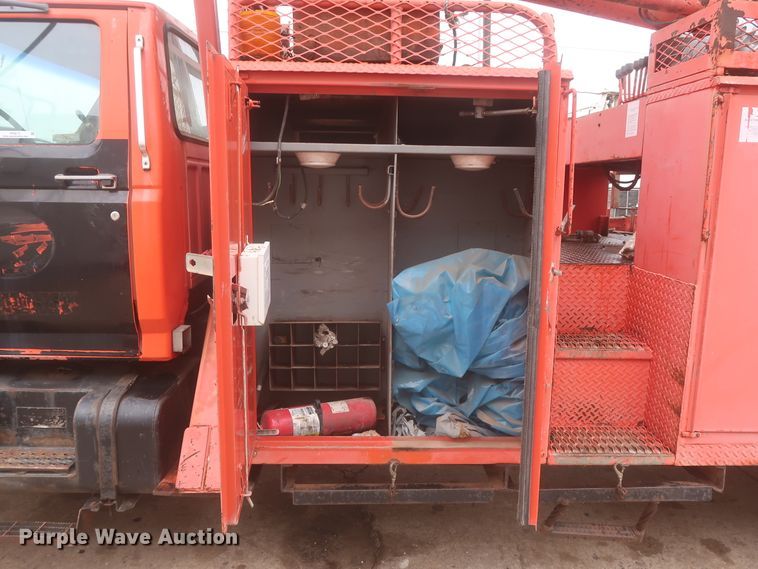 image for item IP9873 1998 Ford F800  digger derrick truck