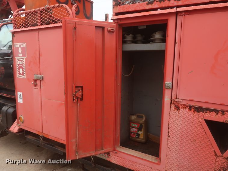 image for item IP9873 1998 Ford F800  digger derrick truck