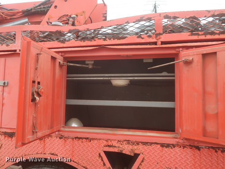 image for item IP9873 1998 Ford F800  digger derrick truck