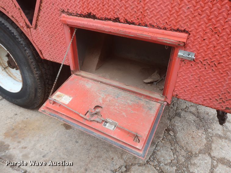 image for item IP9873 1998 Ford F800  digger derrick truck