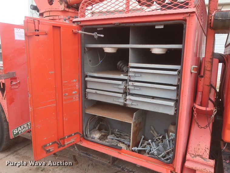 image for item IP9873 1998 Ford F800  digger derrick truck