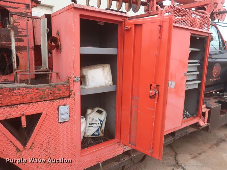 image for item IP9873 1998 Ford F800  digger derrick truck