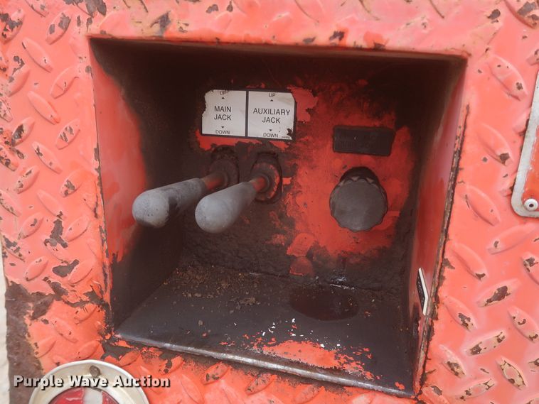 image for item IP9873 1998 Ford F800  digger derrick truck