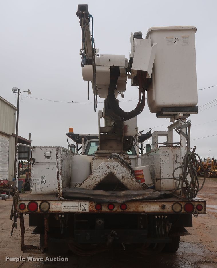 image for item IP9875 2001 GMC C7500  bucket truck