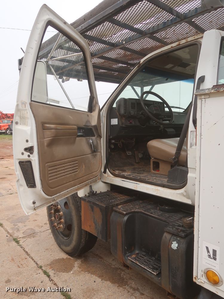 image for item IP9875 2001 GMC C7500  bucket truck