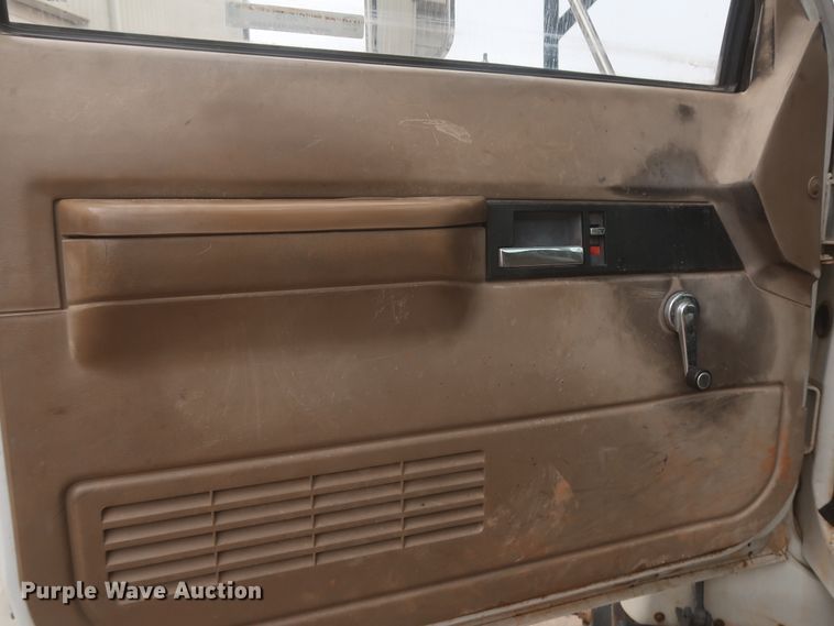 image for item IP9875 2001 GMC C7500  bucket truck