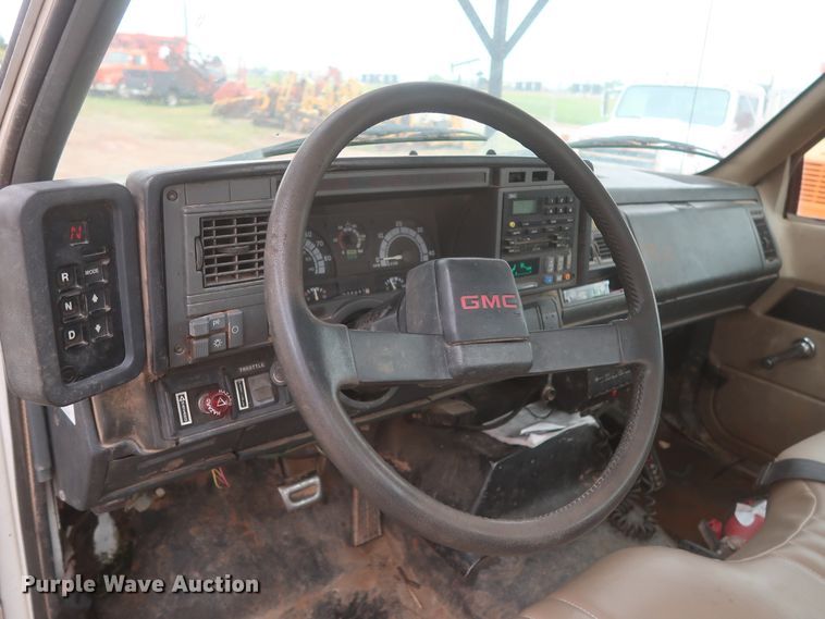 image for item IP9875 2001 GMC C7500  bucket truck