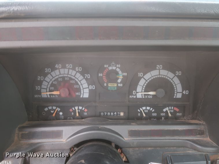 image for item IP9875 2001 GMC C7500  bucket truck