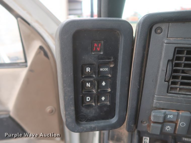 image for item IP9875 2001 GMC C7500  bucket truck