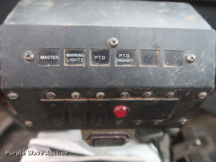 image for item IP9875 2001 GMC C7500  bucket truck