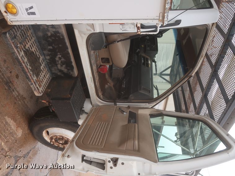 image for item IP9875 2001 GMC C7500  bucket truck