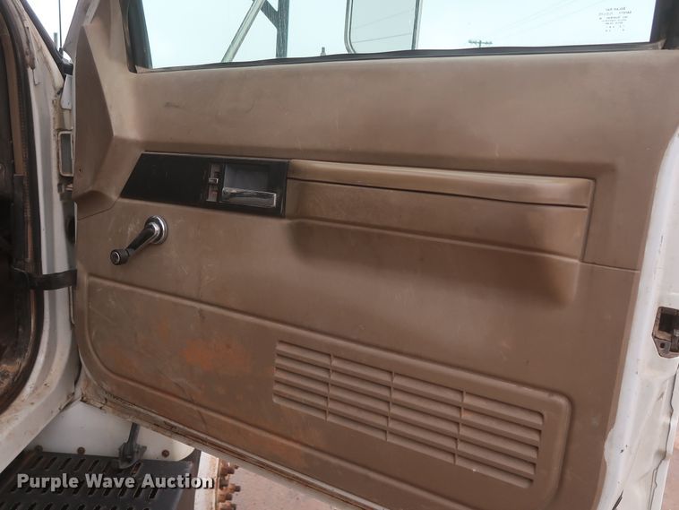 image for item IP9875 2001 GMC C7500  bucket truck