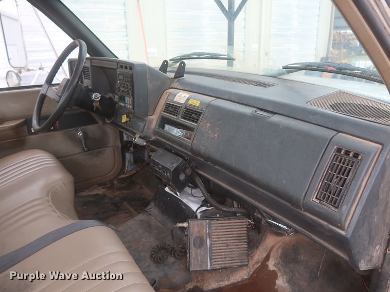 image for item IP9875 2001 GMC C7500  bucket truck