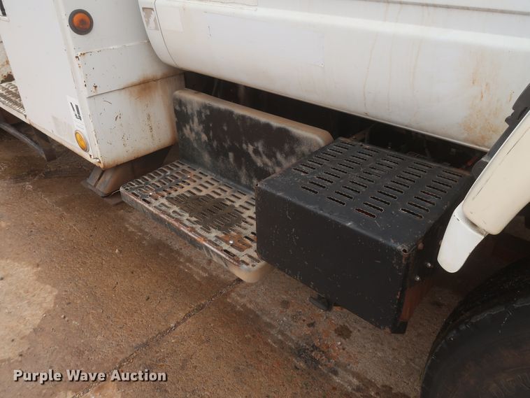 image for item IP9875 2001 GMC C7500  bucket truck