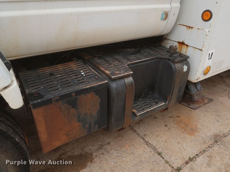 image for item IP9875 2001 GMC C7500  bucket truck