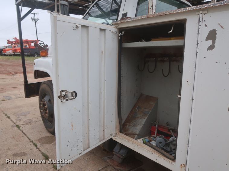 image for item IP9875 2001 GMC C7500  bucket truck