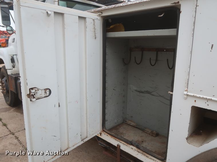 image for item IP9875 2001 GMC C7500  bucket truck