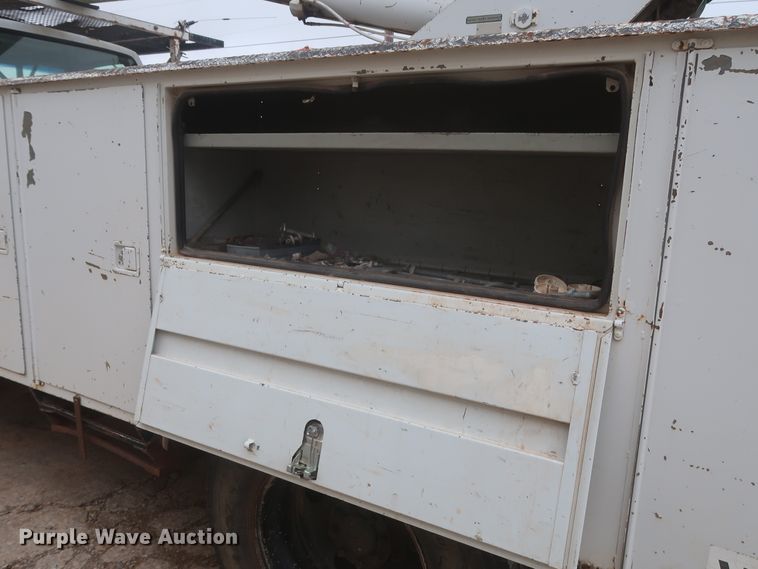 image for item IP9875 2001 GMC C7500  bucket truck