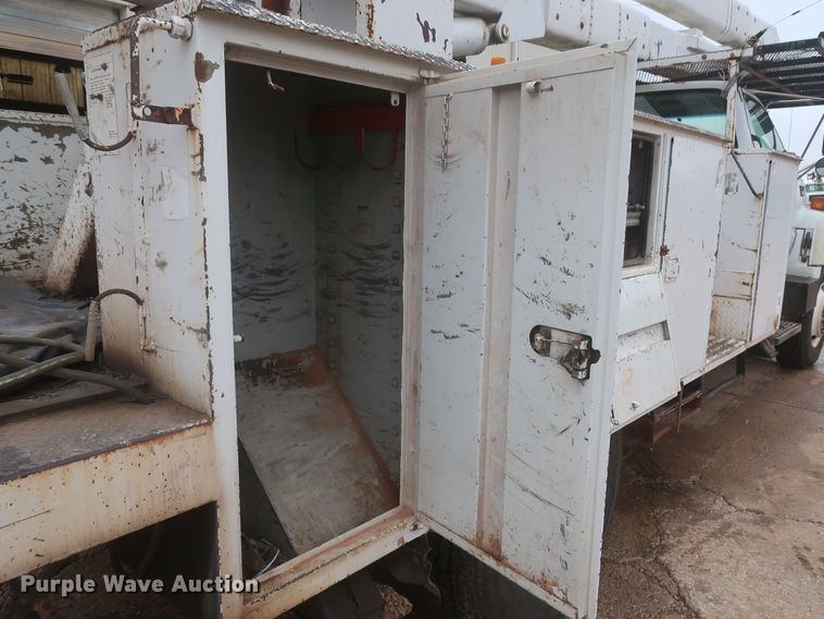 image for item IP9875 2001 GMC C7500  bucket truck