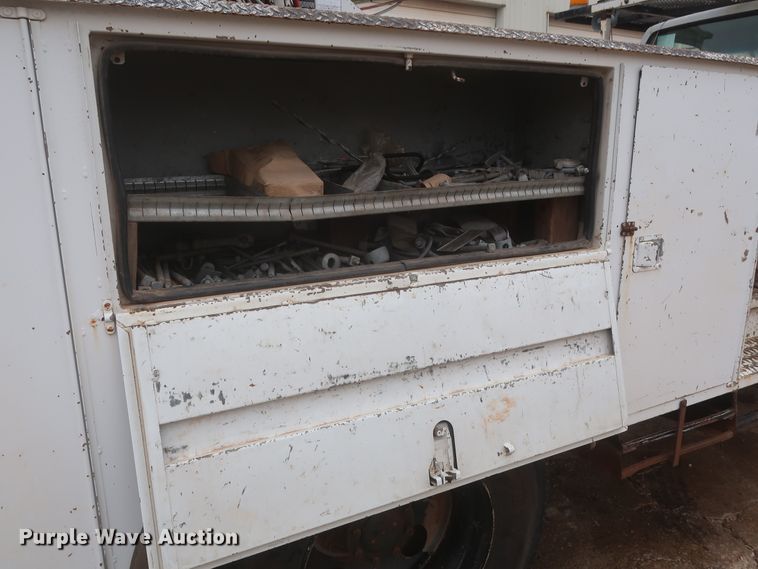 image for item IP9875 2001 GMC C7500  bucket truck