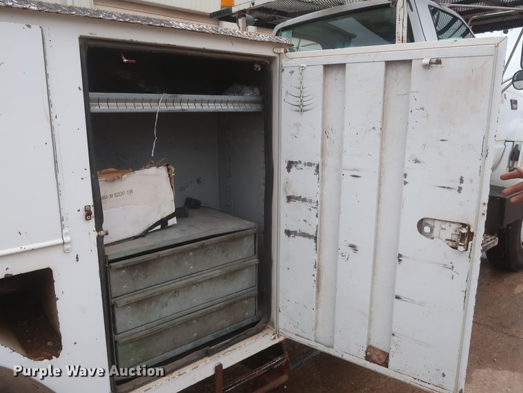 image for item IP9875 2001 GMC C7500  bucket truck